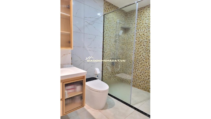 Cho thuê nhà, THANG MÁY, 158m2- 4,5T, Trần Quốc Hoàn, Phạm Tuấn Tài